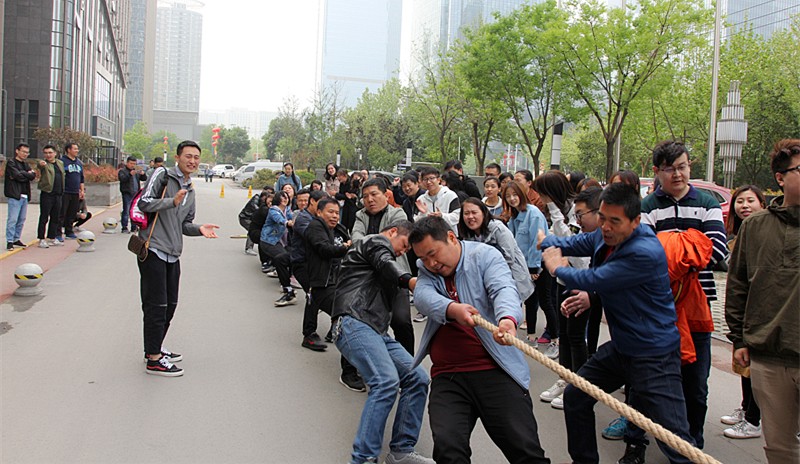 陕西PT电子游戏集团工会组织进行春季拔河角逐 陕西PT电子游戏集团工会组织进行春季拔河角逐
