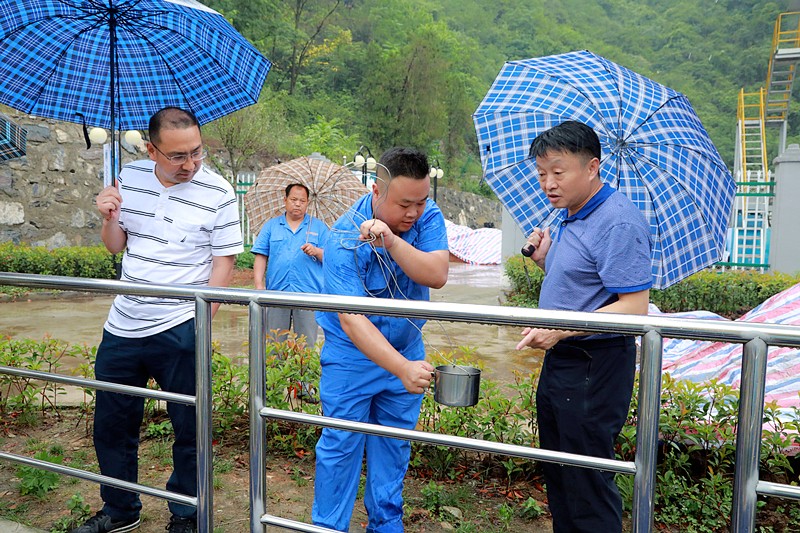 熊良虎在镇安污水处置厂调研时指出：以守护人民人民喝上干净的水、安心的水为启程点，助力打好碧水保卫战