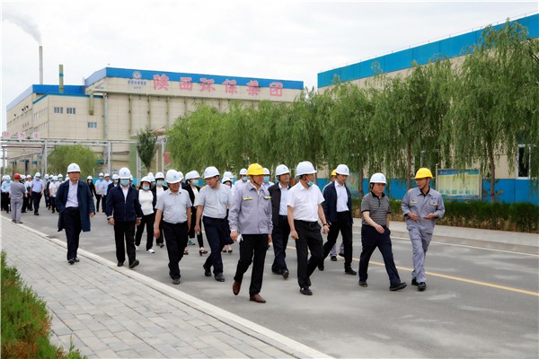 陕西PT电子游戏集团复工复产促增长项目观摩会议与会人员走进大秦国源三秦PT电子游戏秦国园区在榆项目