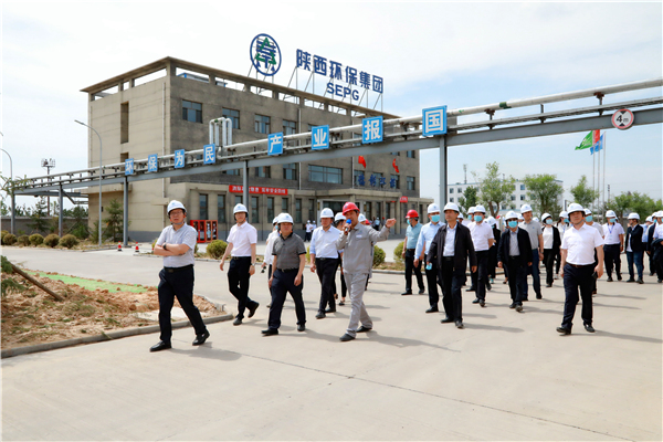 陕西PT电子游戏集团复工复产促增长项目观摩会议与会人员走进大秦国源三秦PT电子游戏秦国园区在榆项目