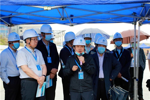 陕西PT电子游戏集团复工复产促增长项目观摩会议与会人员走进大秦国源三秦PT电子游戏秦国园区在榆项目