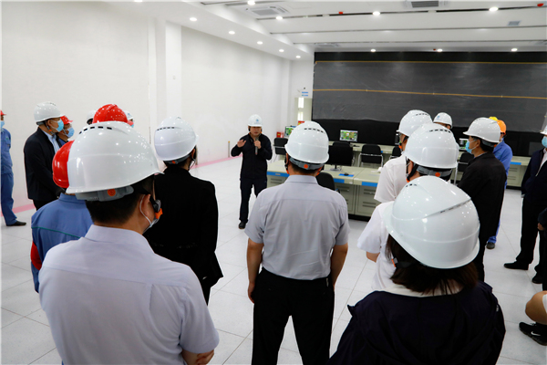 陕西PT电子游戏集团复工复产促增长项目观摩会议与会人员走进大秦国源三秦PT电子游戏秦国园区在榆项目