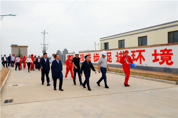 陕西PT电子游戏集团复工复产促增长项目观摩会议与会人员走进绿色能源公司油气公司水环境公司陕北片区项目