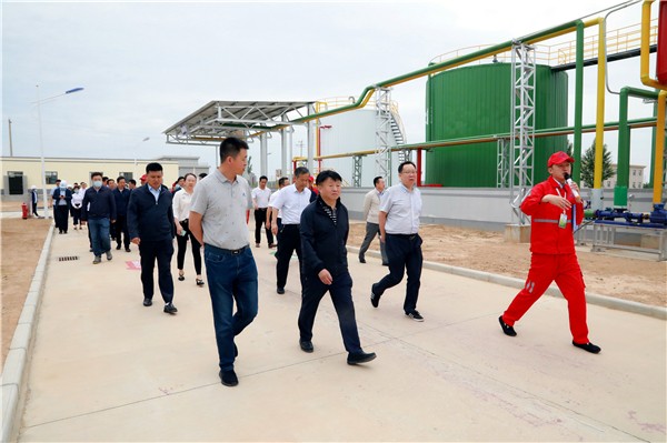 陕西PT电子游戏集团复工复产促增长项目观摩会议与会人员走进绿色能源公司油气公司水环境公司陕北片区项目