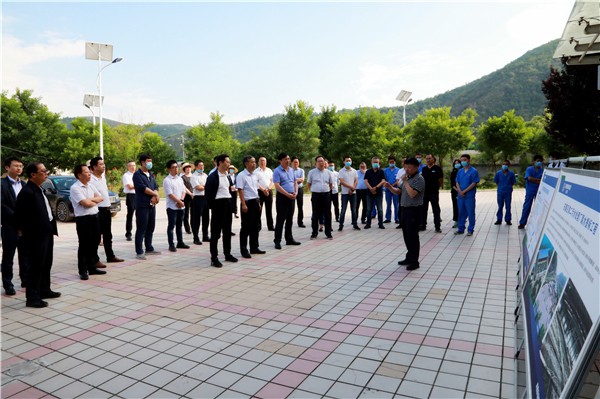陕西PT电子游戏集团复工复产促增长项目观摩会议与会人员走进绿色能源公司油气公司水环境公司陕北片区项目