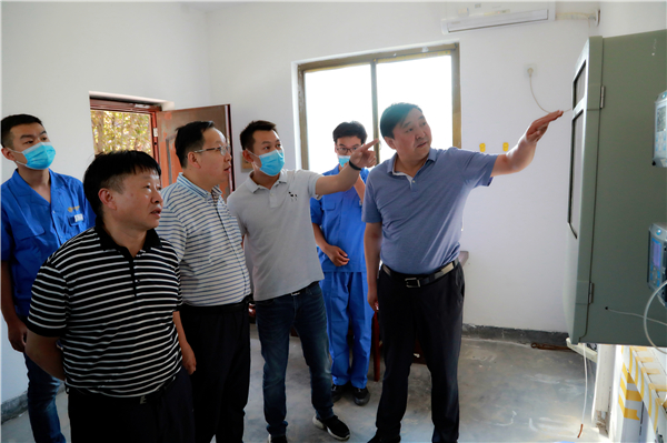 陕西PT电子游戏集团复工复产促增长项目观摩会议与会人员走进绿色能源公司油气公司水环境公司陕北片区项目