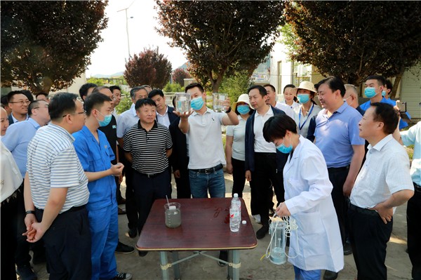 陕西PT电子游戏集团复工复产促增长项目观摩会议与会人员走进绿色能源公司油气公司水环境公司陕北片区项目