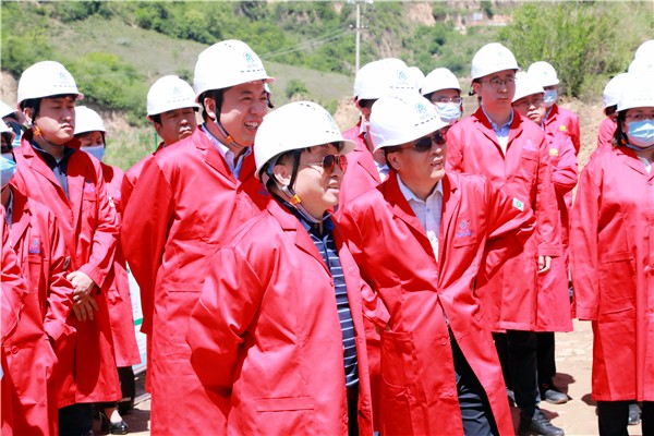 陕西PT电子游戏集团复工复产促增长项目观摩会议与会人员走进PT电子游戏保隆生态三秦在延在铜项目 陕西PT电子游戏集团复工复产促增长项目观摩会议与会人员走进PT电子游戏保隆生态三秦在延在铜项目
