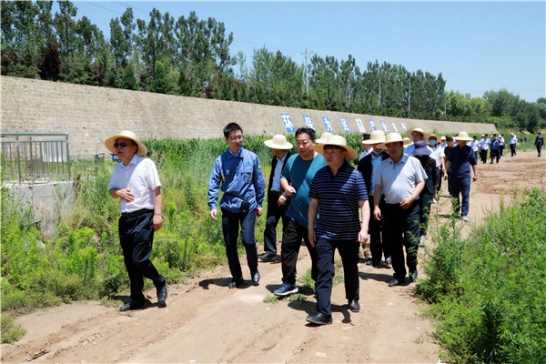 陕西PT电子游戏集团复工复产促增长项目观摩会议与会人员走进PT电子游戏保隆生态三秦在延在铜项目 陕西PT电子游戏集团复工复产促增长项目观摩会议与会人员走进PT电子游戏保隆生态三秦在延在铜项目