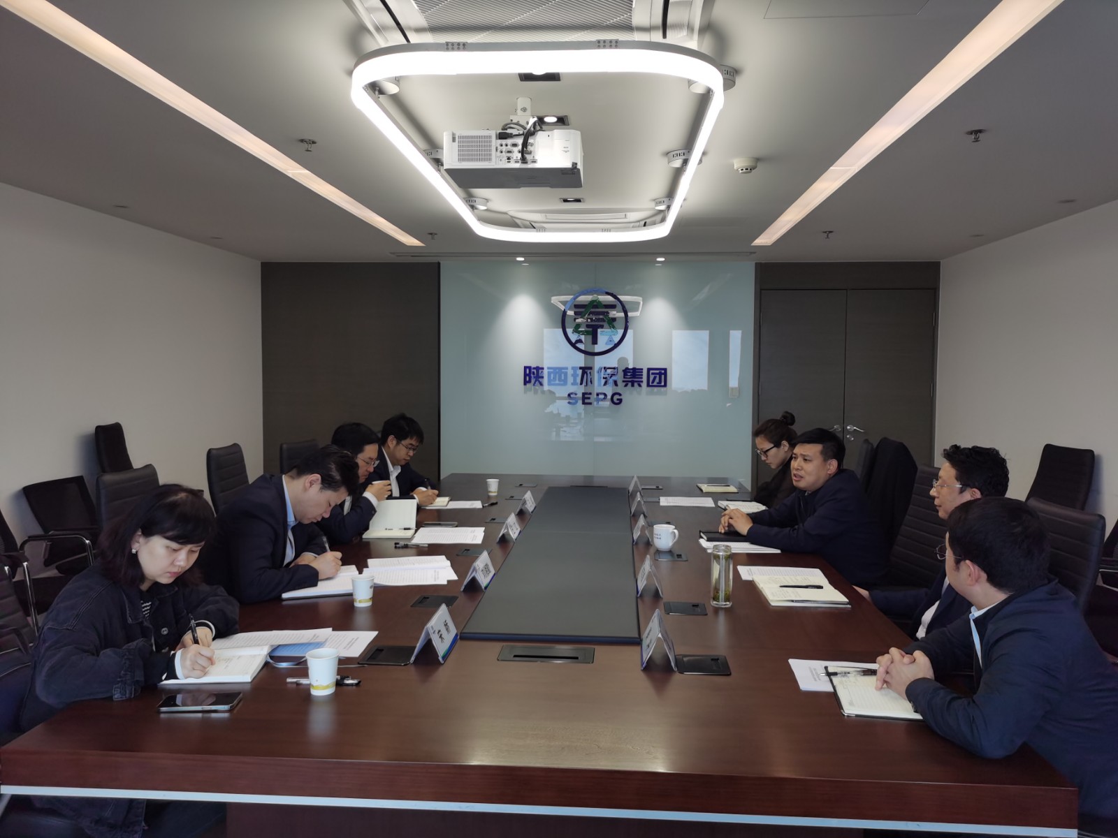 省纪委监委驻陕西金资公司纪检监察组到陕西PT电子游戏集团互换座谈