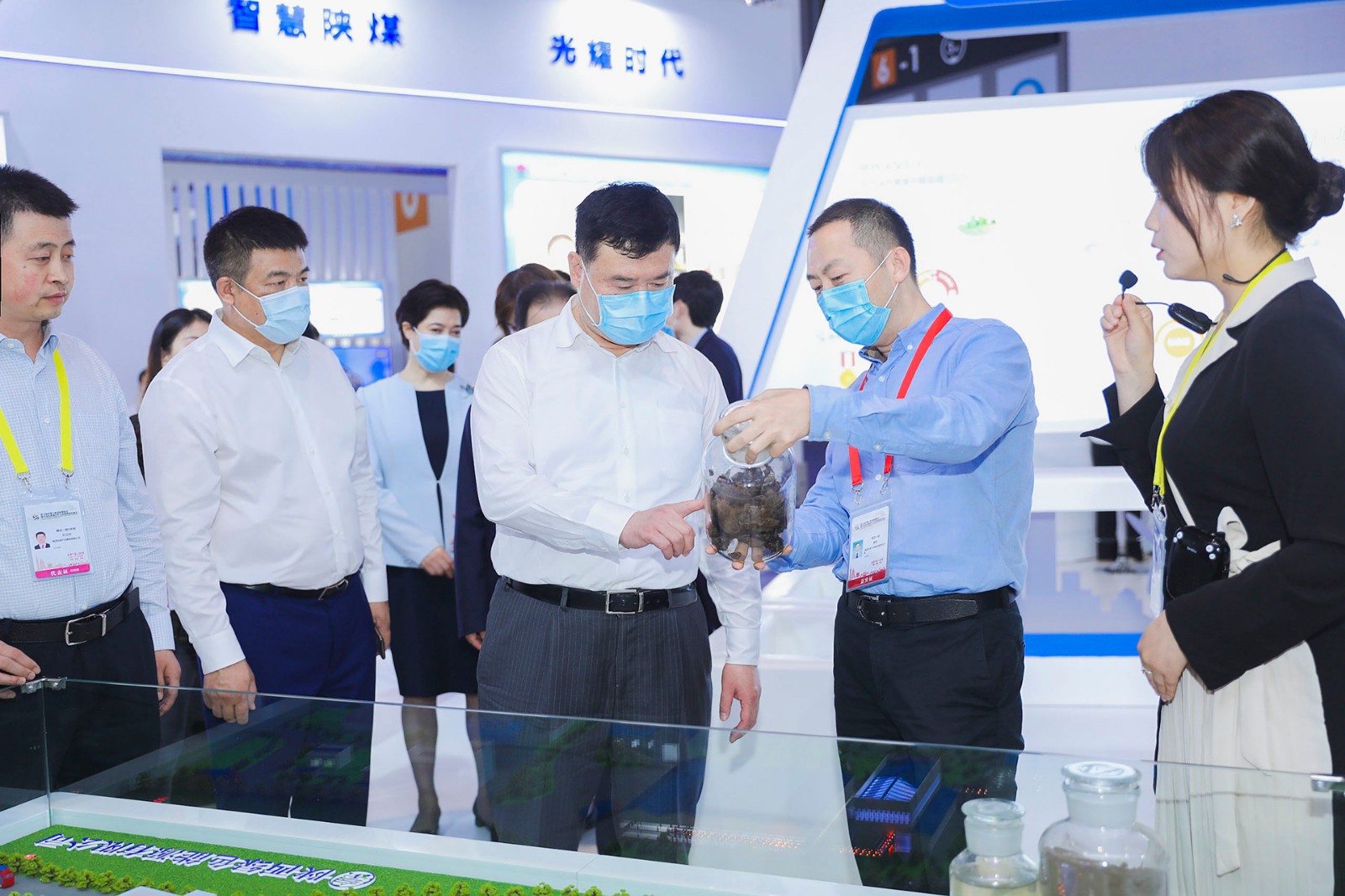 副省长魏建锋莅临陕西PT电子游戏集团丝博会展区巡展