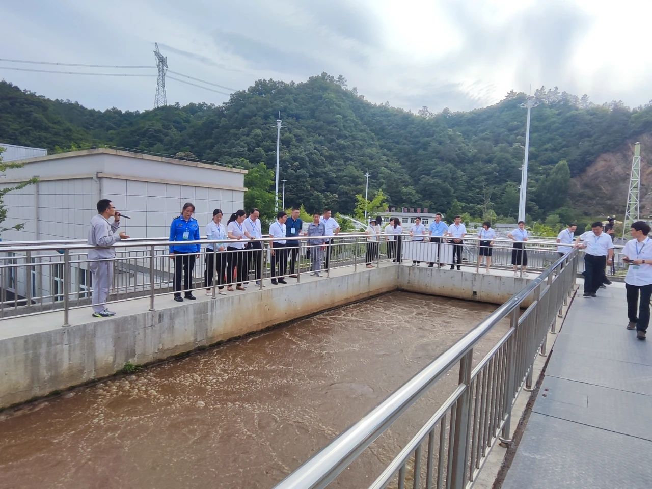 水环境商南公司结合商洛市生态环境局商南县分局发展PT电子游戏设施向公家盛开活动