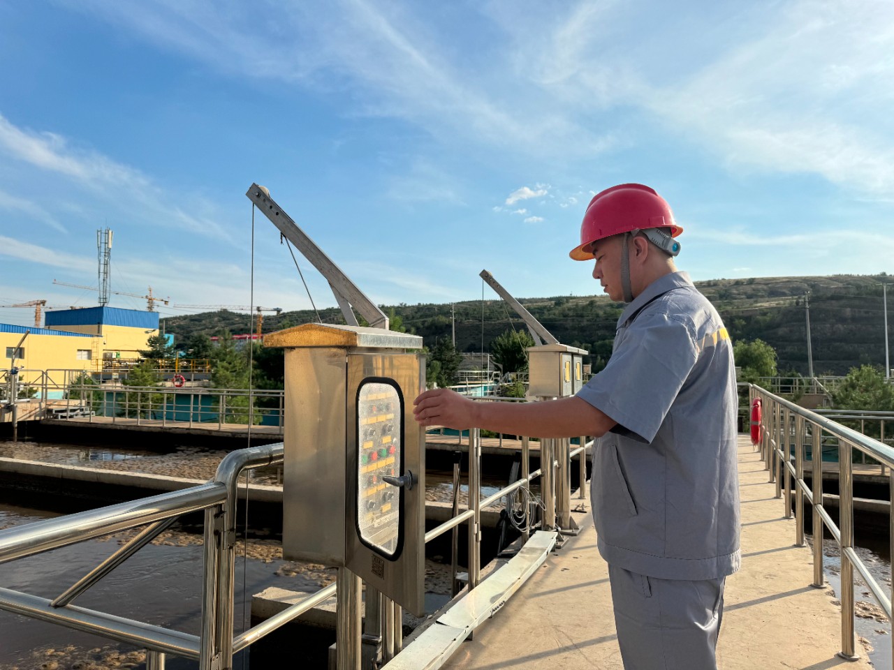 水环境公司职工贺虎荣获神木市人民当局宣告的“2023年度生态环境；すぷ飨冉孜摇比儆称号