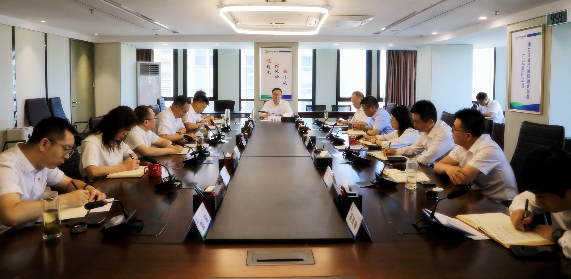 陕西PT电子游戏集团召开党委理论进建中心组进建会议